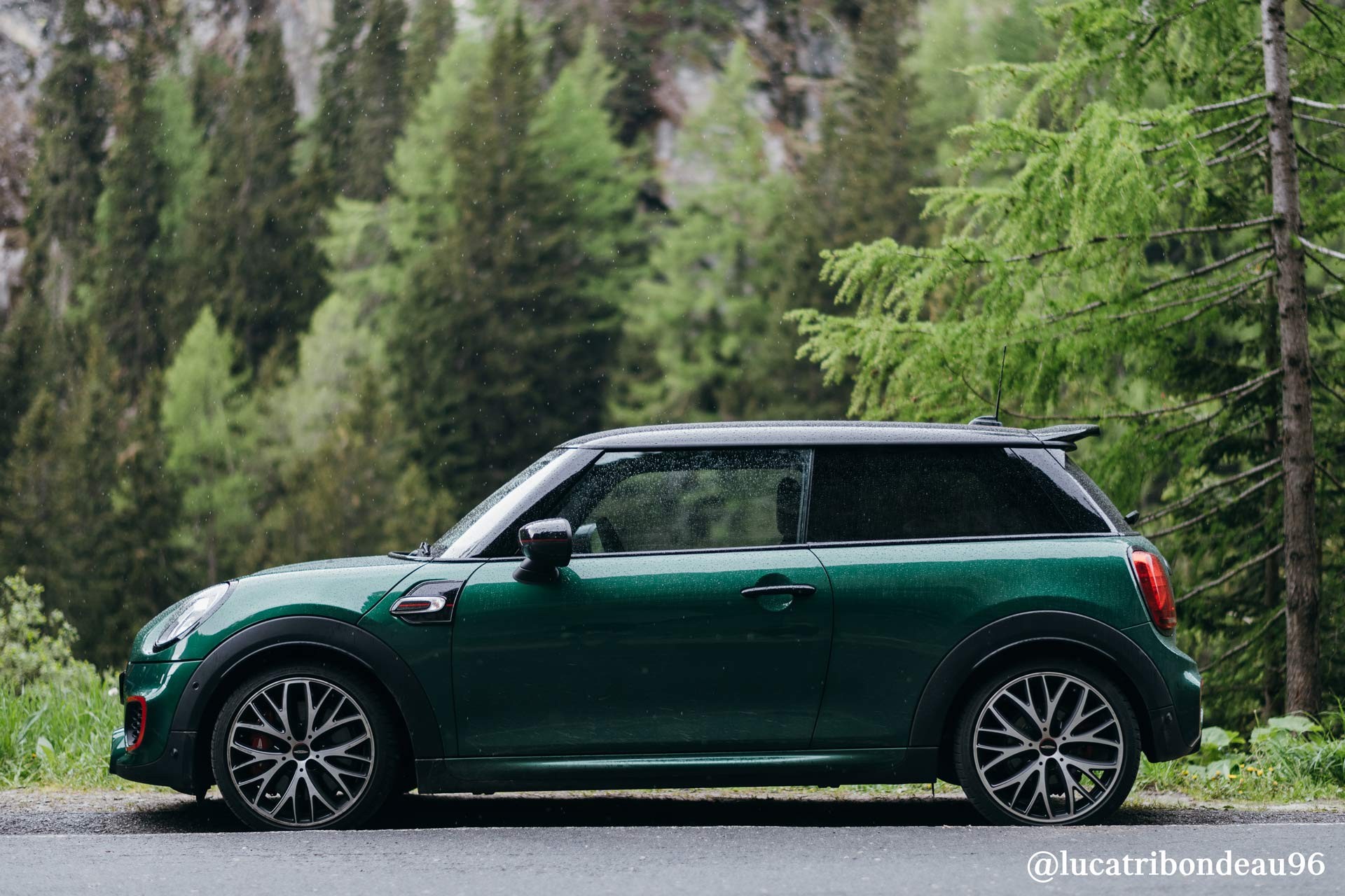 MINI John Cooper Works GP – rot und schwarz – Seitenansicht MINI John Cooper Works GP – rot und schwarz – Seitenansicht